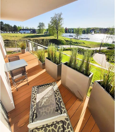 Neighbourhood, Balcony/Terrace, Balcony/Terrace, Seating area, Garden view, Lake view, Sports, Location, Sunrise, Sunset, Parking, sunbed