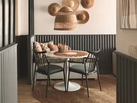 Seating area, Dining area