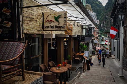 Property building, Day, People, Neighbourhood, City view, Street view, Location, group of guests