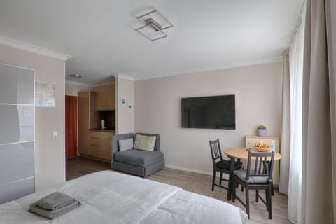 TV and multimedia, Photo of the whole room, Seating area, Dining area