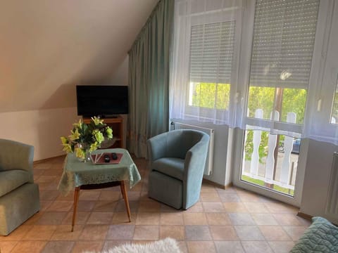Summer, TV and multimedia, Balcony/Terrace, Seating area, Bedroom