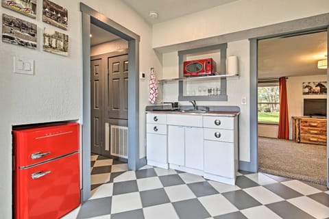 Retro Updated Blanco Abode - Steps to Main Street! House in Blanco