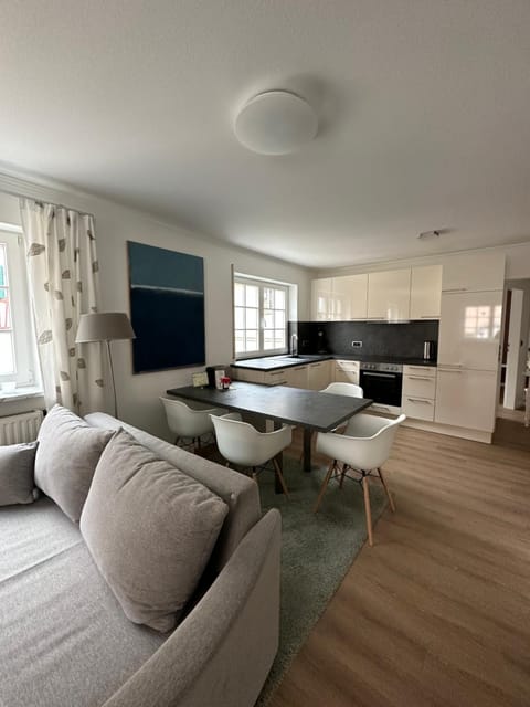 Kitchen or kitchenette, Seating area, Dining area