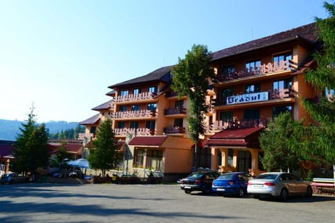 Property building, Facade/entrance, Day, Street view, Parking