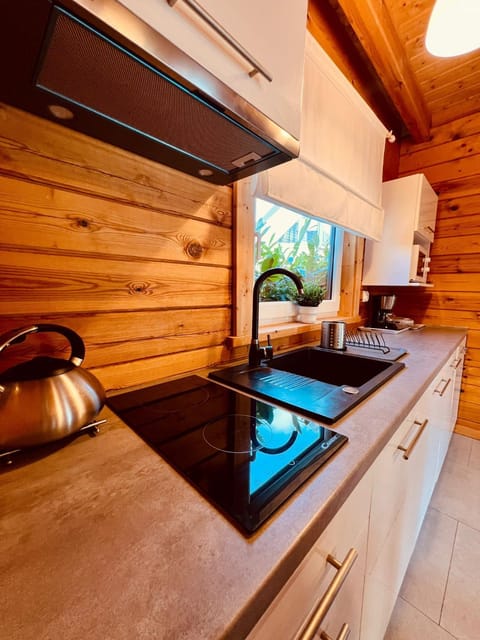 Biale Domki Paula Rewal - Domki z klimatyzacja, w obiekcie Jacuzzi i darmowe Wifi! Nature lodge in West Pomeranian Voivodeship, Poland