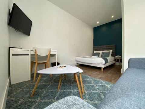 Bed, TV and multimedia, Photo of the whole room, Seating area, Bedroom