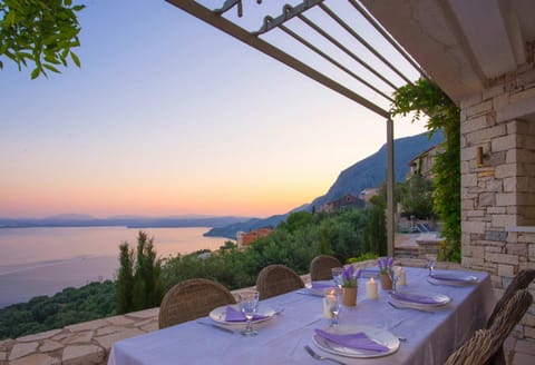 Property building, View (from property/room), Balcony/Terrace, City view, Landmark view, Sea view