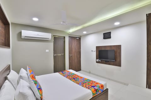 Bed, TV and multimedia, Photo of the whole room