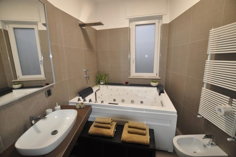 Hot Tub, Bathroom