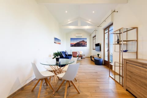 Villa d exception avec terrasse, jacuzzi, vue mer, parking, en plein cœur du village de Eze Apartment in Eze