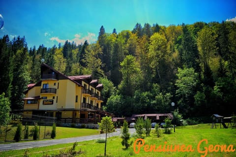Property building, Facade/entrance, People, Property logo or sign, Natural landscape, Logo/Certificate/Sign, Mountain view