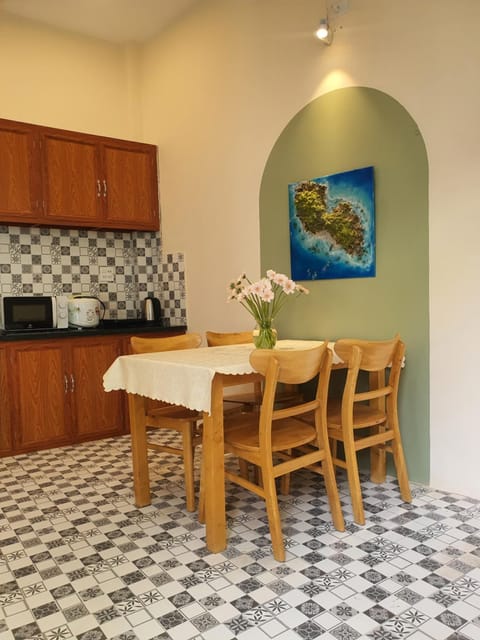 Kitchen or kitchenette, Dining area