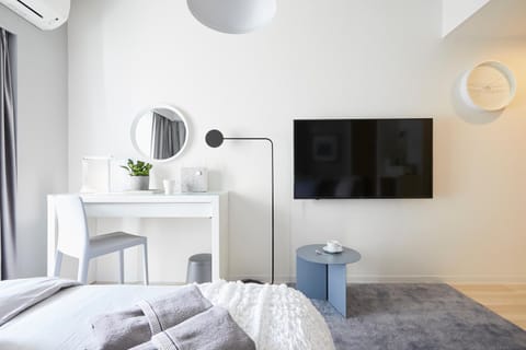 Bed, TV and multimedia, Seating area, Bedroom