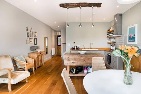 Kitchen or kitchenette, Seating area, Dining area