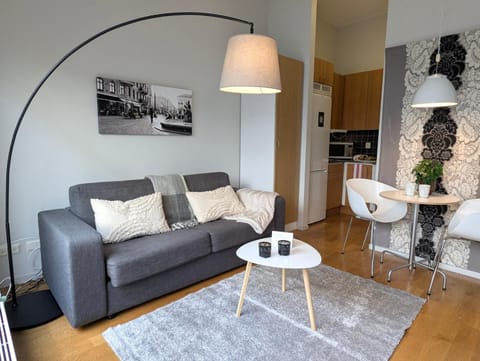 Kitchen or kitchenette, Seating area, Dining area, microwave