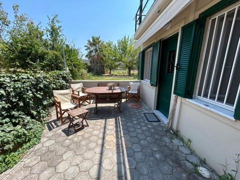 Property building, Day, Balcony/Terrace