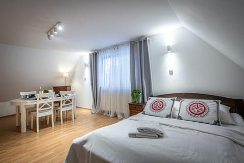 Bed, Living room, Bedroom, towels