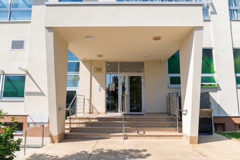 Property building, Facade/entrance