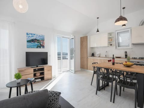 Communal lounge/ TV room, Kitchen or kitchenette, Living room, Seating area, Dining area