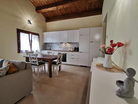 Kitchen or kitchenette, Living room, Seating area, Dining area