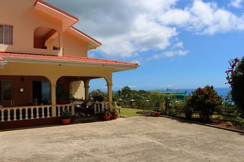 Property building, Facade/entrance, Day, Garden, Balcony/Terrace, Garden view, Mountain view, Sea view, Area and facilities