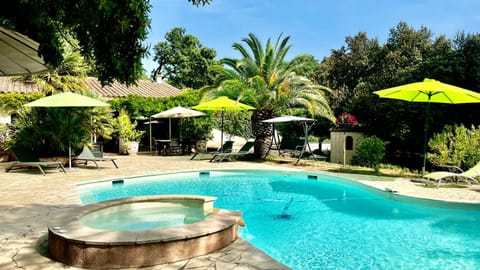 Spring, Natural landscape, Garden, Hot Tub, Communal kitchen, Garden view, Pool view, Area and facilities, Swimming pool, sunbed
