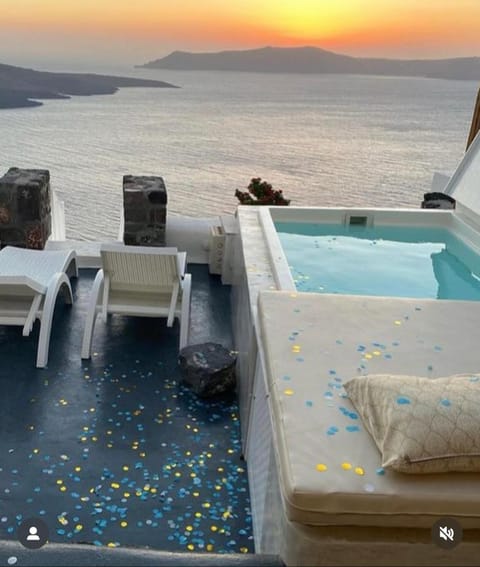 Fira White Residence Villa in Thera