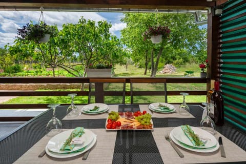 Garden, Food and drinks, Dining area, Food