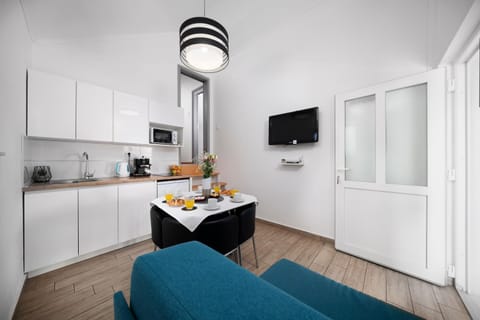 TV and multimedia, Coffee/tea facilities, Kitchen or kitchenette, Living room, Seating area, Dining area, stove