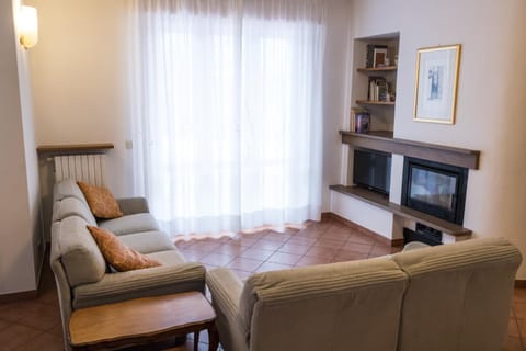 Communal lounge/ TV room, TV and multimedia, Living room, Lounge or bar, Seating area