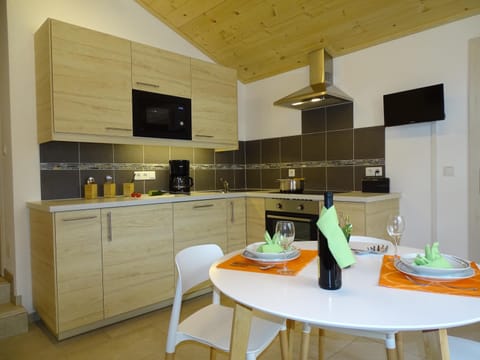 Kitchen or kitchenette, Dining area