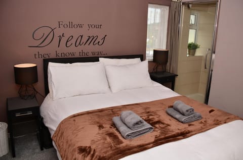 Property building, Bed, Photo of the whole room, Bedroom, towels