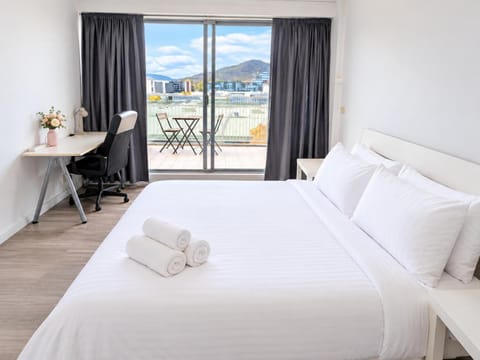 Bed, Natural landscape, View (from property/room), Balcony/Terrace, Photo of the whole room, Bedroom, Mountain view, towels