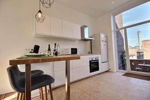 Kitchen or kitchenette, Dining area