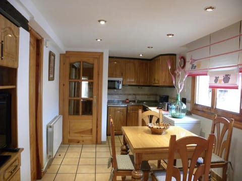 Kitchen or kitchenette, Dining area, Communal kitchen