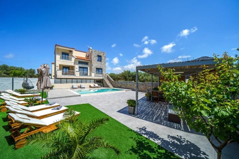 Property building, Spring, Day, Garden, Garden view, Mountain view, Pool view, Swimming pool, sunbed