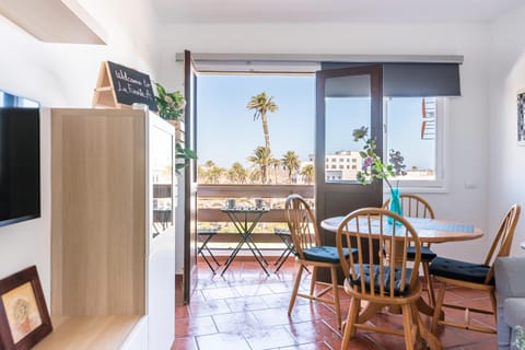 Balcony/Terrace, Dining area, City view, Landmark view, Landmark view, Mountain view, Street view