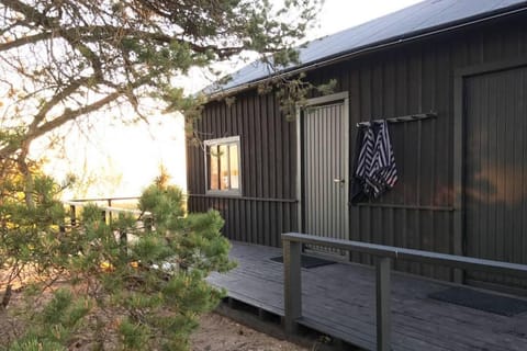 H A R R B Å D A - kaksi mökkiä merenrannalla Villa in Finland