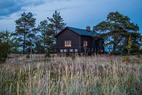 H A R R B Å D A - kaksi mökkiä merenrannalla Villa in Finland
