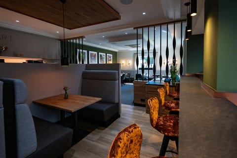 Restaurant/places to eat, Lounge or bar, Lunch, Dinner