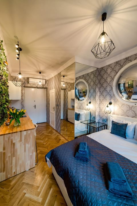 Photo of the whole room, Seating area