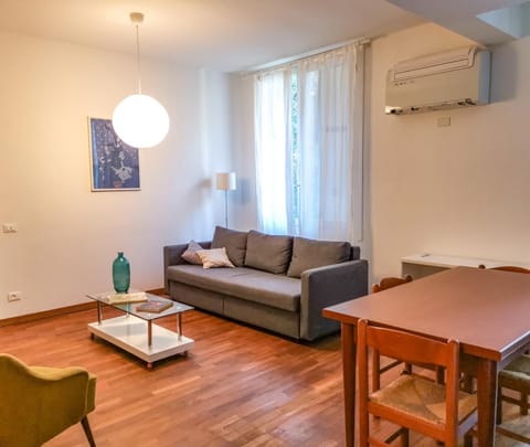 Living room, Seating area, Dining area, air conditioner