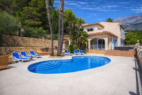 Property building, Day, Natural landscape, Mountain view, Pool view, Swimming pool, sunbed