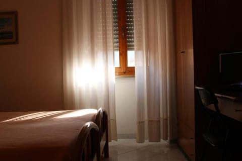 Bed, TV and multimedia, Bedroom