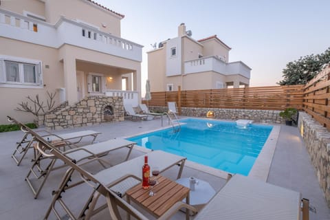 Property building, Balcony/Terrace, Mountain view, Pool view, Swimming pool, Swimming pool