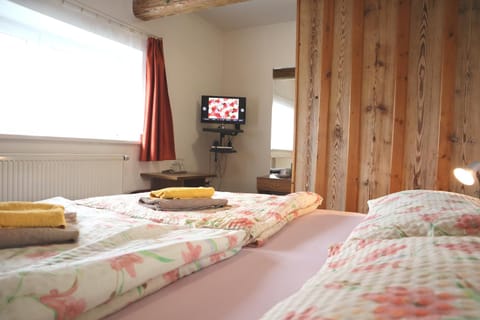 Bed, TV and multimedia, Bedroom