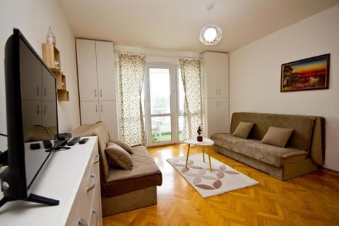 Bed, TV and multimedia, Living room