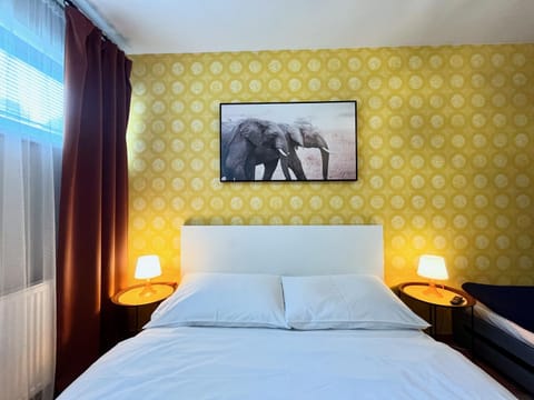 Bed, TV and multimedia, Seating area, Quiet street view, wardrobe