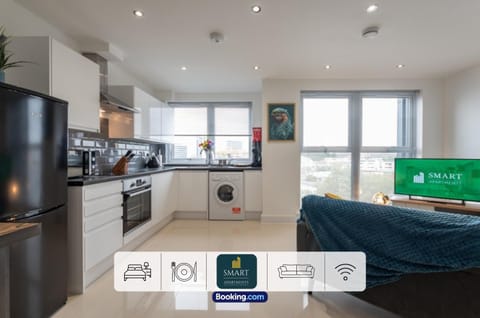 Kitchen or kitchenette, Living room, washing machine