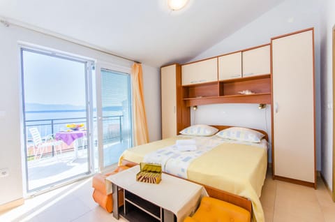 Photo of the whole room, Sea view